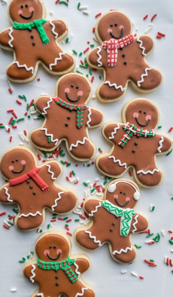 gingerbread men sugar cookies are traditional for Christmas, they will bring a homey feeling to the wedding
