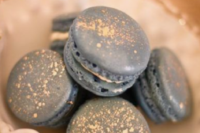 grey macarons with gold srpakles are amazing for a winter holiday or NYE wedding