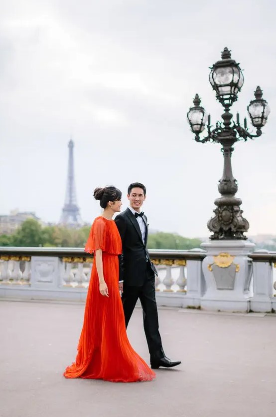 an elegant and chichot red A-line wedding dress with a high neckline, short sleeves and a pleated skirt with a short train for more color at the wedding