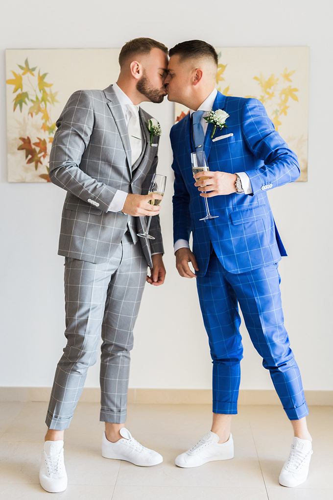 a bold blue three-piece wedding suit with cropped pants, a white shirt and white sneakers for a modern and bright look