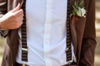 a brown suit, a white shirt, brown printed suspenders and a floral boutonniere for a fall groom’s look