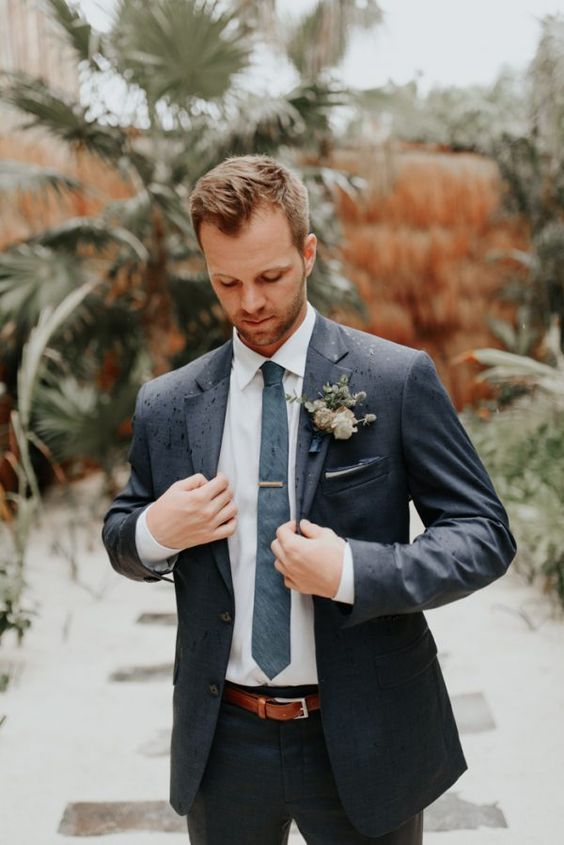 a navy pantsuit, a white shirt, a grey skinny tie and neutral blooms are a nice idea for a tropical wedding, this is a lovely combo