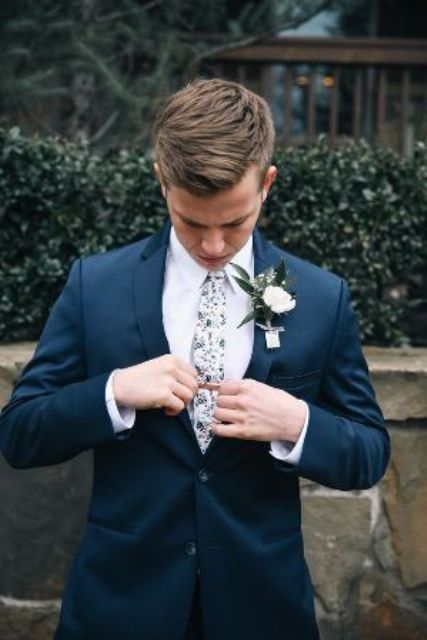 a navy suit, a white shirt, a white floral print skinny tie are a great idea for a summer or fall wedding, it's an elegant combo