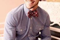 a relaxed and pretty groom’s look with a blue gingham shirt, a red checked bow tie and white jeans is cool