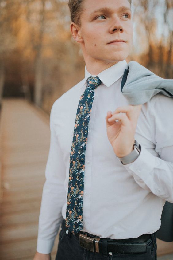 a white shirt, a moody floral tie and a light grey blazer are a lovely combo for a spring or summer wedding