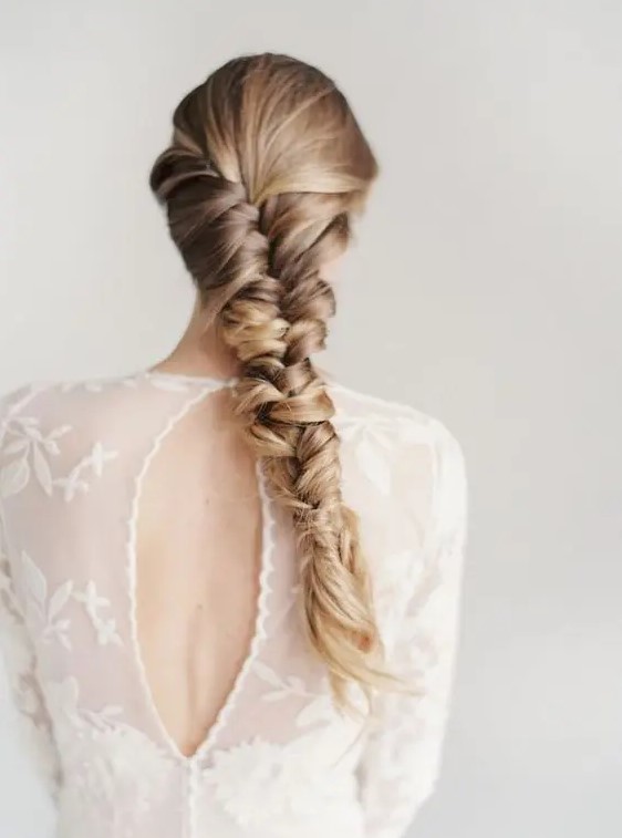 a thick twsited braid for hair with highlights to create a texture is a great and very comfortable in wearing idea