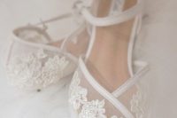 lace flats are a great idea for a bride who loves vintage and everything refined and chic, besides they are comfrotable for wearing