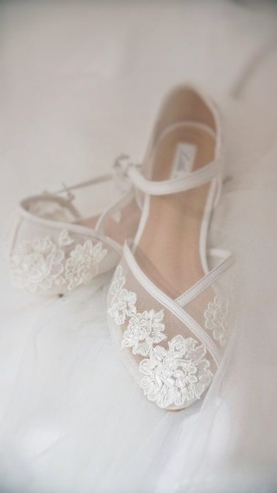 lace flats are a great idea for a bride who loves vintage and everything refined and chic, besides they are comfrotable for wearing