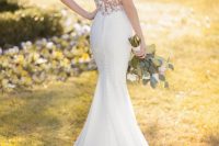 a romantic mermaid wedding dress wiht a lace bodice, a keyhole back and no sleeves, a small train and statement earrings