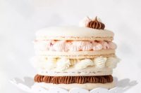 a unique wedding cake – a giant multi-tier macaron with delicious filling is a fantastic idea for a pastel wedding