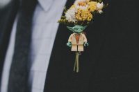 a Yoda wedding boutonniere with some blooms is a cool idea for a true fan or for a themed wedding
