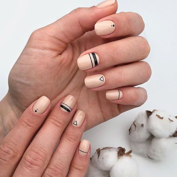 a neutral and black boho wedding nail art is a fantastic and very chic idea to rock, looks bold