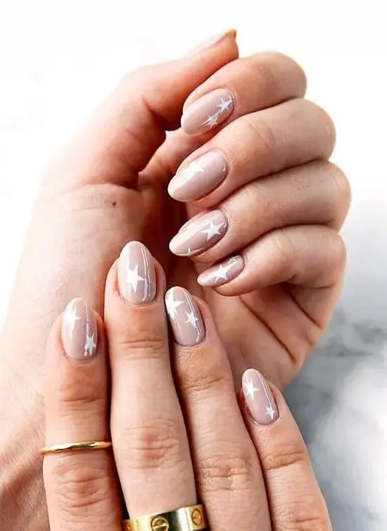 blush wedding nails with large white stars look cute, a bit imperfect and very dreamy