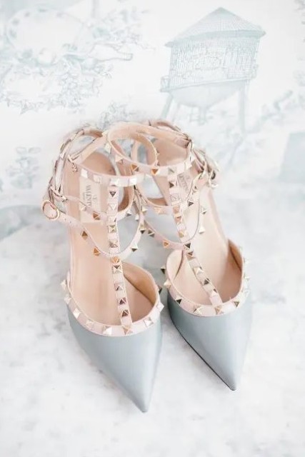 pale blue spiked wedding shoes are a gorgeous idea of your something blue at the wedding