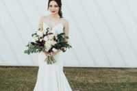 a minimalist and girlish wedding gown with spaghetti straps, a mermaid silhouette and a sweetheart neckline