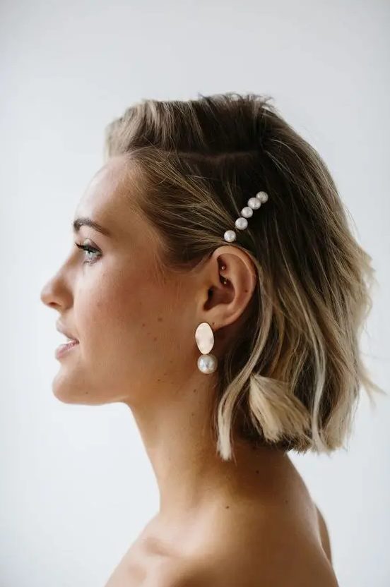a wavy short bob with some pearl pins and matching gold and pearl earrings for a modern beach bride