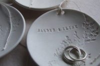 a white clay patterned plate with threads is a chic and very romantic idea for a wedding