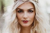an eye-catchy gold bridal tiara is a great idea to pull off a queen-like look at the wedding and make a royal statement