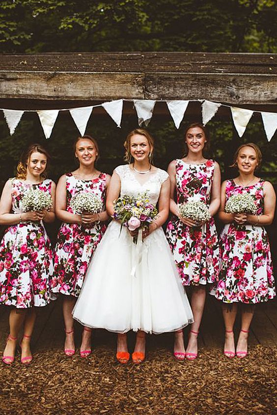 bright and catchy A-line midi bridesmaid dresses with high necklines, no sleeves, full skirts and bright pink shoes for a retro wedding