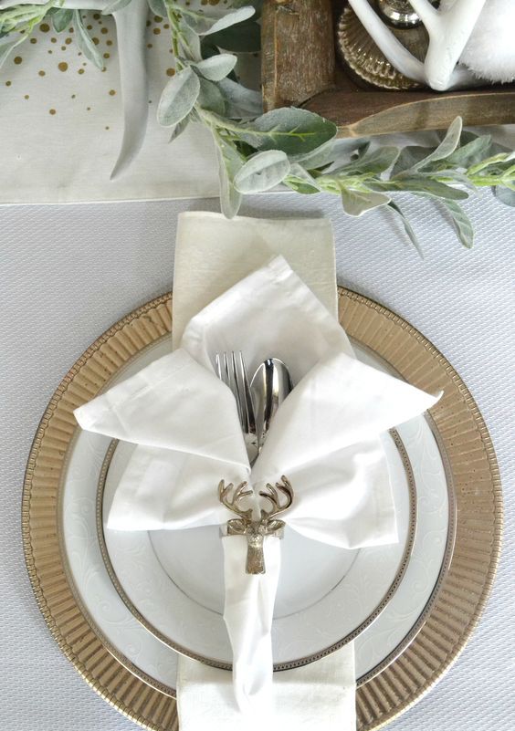 a deer head napkin ring is a lovely idea for a Christmas wedding, make some yourself