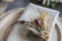 a vine napkin ring with some dried blooms is a great idea for a fall wedding, whether it’s a boho one or not