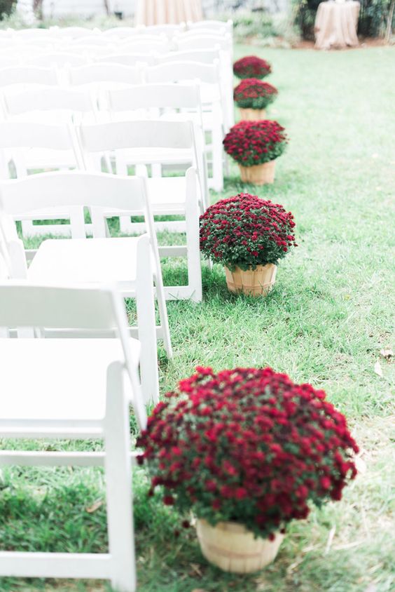 wooden baskets with burgundy blooms are perfect to line up your outdoor fall wedding aisle