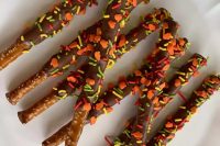 chocolate pretzels with fall color pumpkin sprinkles are amazing for a fall wedding, just order some individual packs for each and go