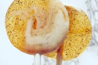 delicious apple pie lollipops are amazing and pretty fall wedding favors, they are very crowd-pleasing and won’t break the bank