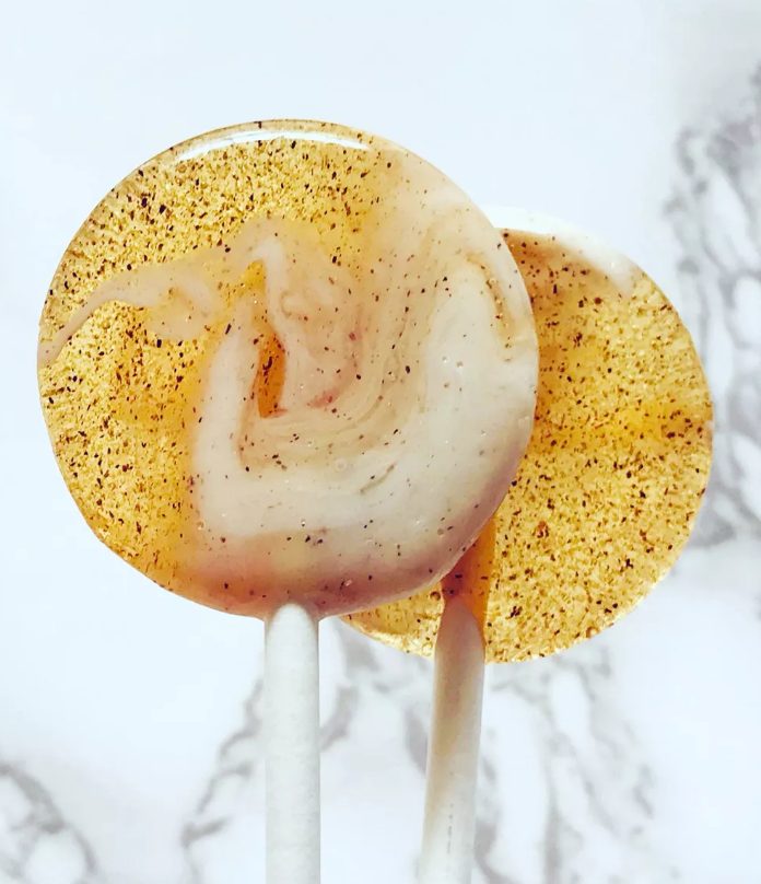 delicious apple pie lollipops are amazing and pretty fall wedding favors, they are very crowd-pleasing and won't break the bank