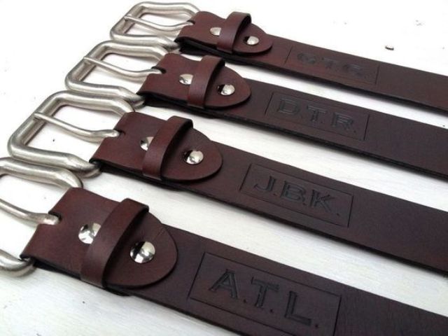 brown leather belts personalized for your friends can be worn at your wedding and not only, this is a very practical gift