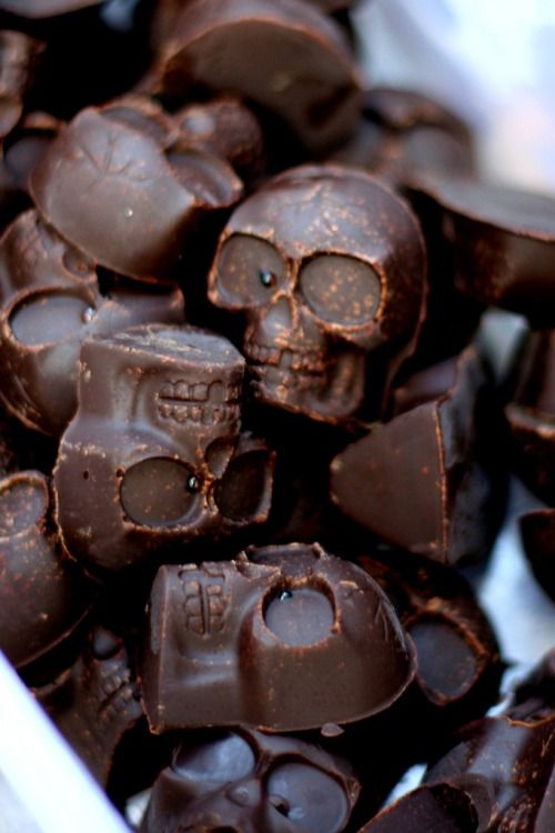 chocolate skulls are always a great idea for a Halloween wedding, they are very crowd-pleasing