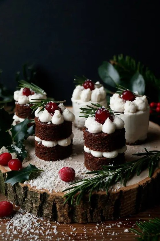 gingerbread naked Christmas mini cakes with mascarpone frosting, creanberries and greenery for a Christmas wedding