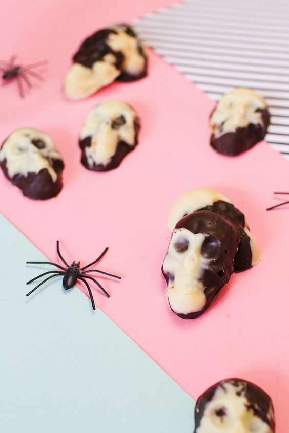 marbled chocolate skulls as delicious Halloween wedding favors you can make yourself