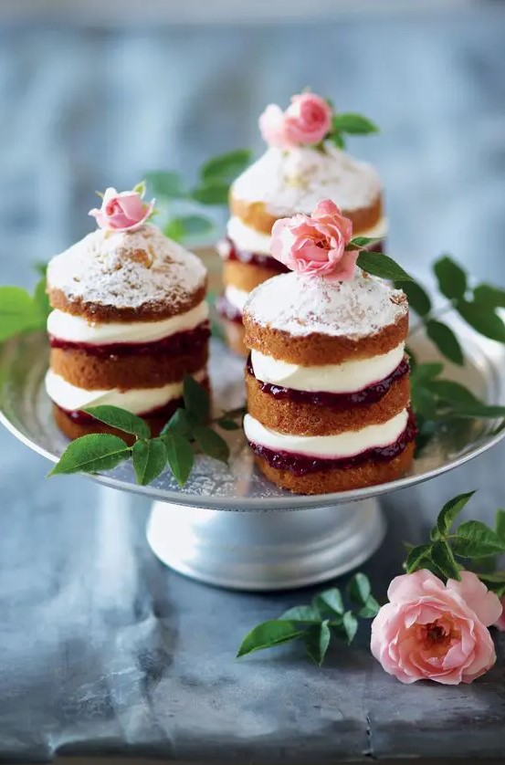 naked individual wedding cakes with cream and jam, with sugar powder and blush roses on top