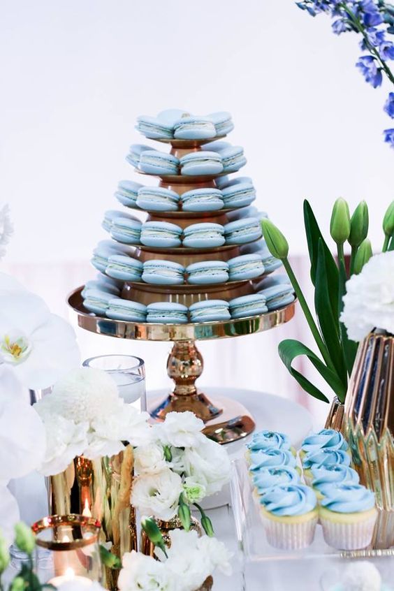 ice blue macarons and cupcakes will be a nice solution for your winter wedding dessert table
