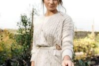 wear a neutral cable knit sweater with a white leather belt for some outdoor shots – you’ll be gorgeous