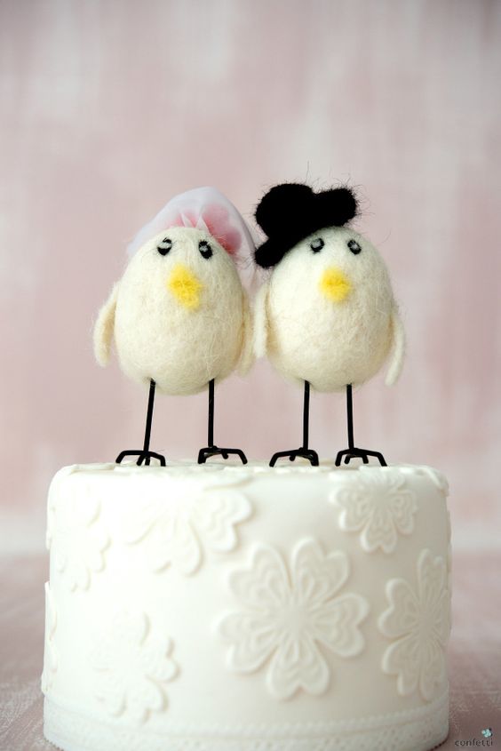 a lovely couple of felt birds in pretty hats is an amazing idea of wedding cake toppers, they will bring a touch of fun