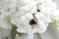 a lush cotton bouquet with some greenery reminds of fluffy snow in the winter
