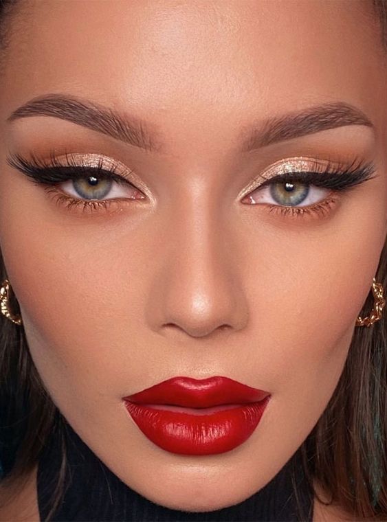 a perfect glam holiday makeup with a red lip, gold metallic eyeshadow, wings and lash extensions