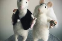 fun and pretty felt mouse cake toppers dressed as a bride and a groom will make your wedding cake ultimate