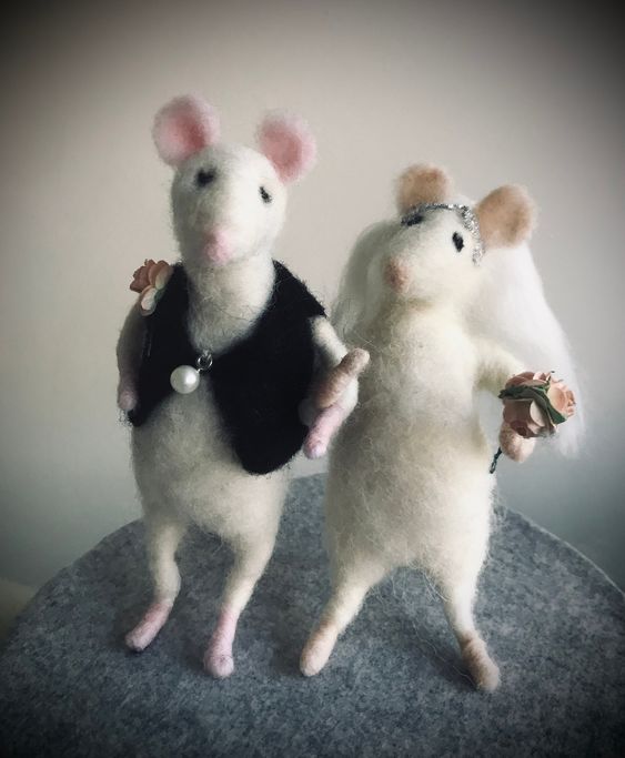 fun and pretty felt mouse cake toppers dressed as a bride and a groom will make your wedding cake ultimate