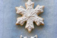 glazed snowflake cookies in blue and white are ideal for any winter wedding