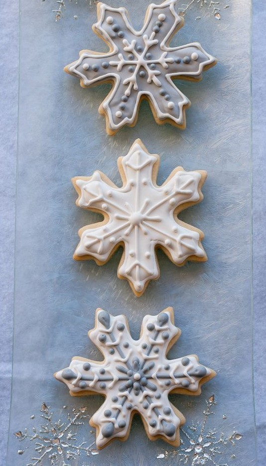 glazed snowflake cookies in blue and white are ideal for any winter wedding