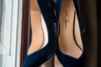 navy velvet shoes are a very elegant and refined option for a winter or fall bride