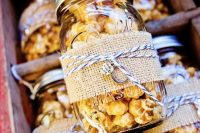 popcorn in jars, with burlap and twine is always a great idea of a wedding favor, whether it’s a Christmas one or not