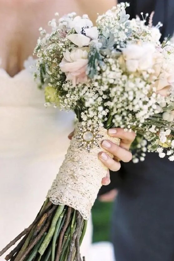 a lace bouquet wrap with a vintage brooch is great for a vintage bride