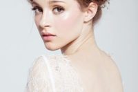 a nude makeup with a touch of rouge, a nude lip, eyeliner and a mascara for a chic and glowy look