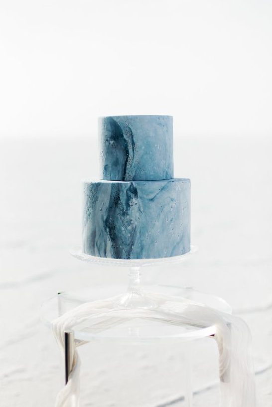 a blue marble beach wedding cake is always a stylish and trendy idea for a modern beach wedding