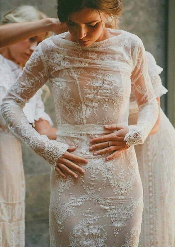 a gorgeous fitting lace wedding dress wiht a high neckline and long sleeves looks very chic and very delicate