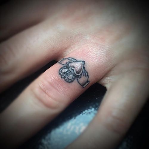 a little heart-shaped tattoo with a crown imitating a wedding ring is a lovely idea for your wedding day